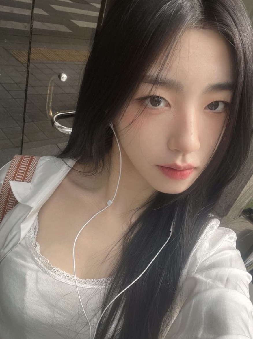 Chizudearest's tweet image. Park sohyun is so gorgeous oh my god single handedky got me to stan triple s, my androgynous queen how can one be so pretty i love stanning girl groups ❤️❤️❤️❤️