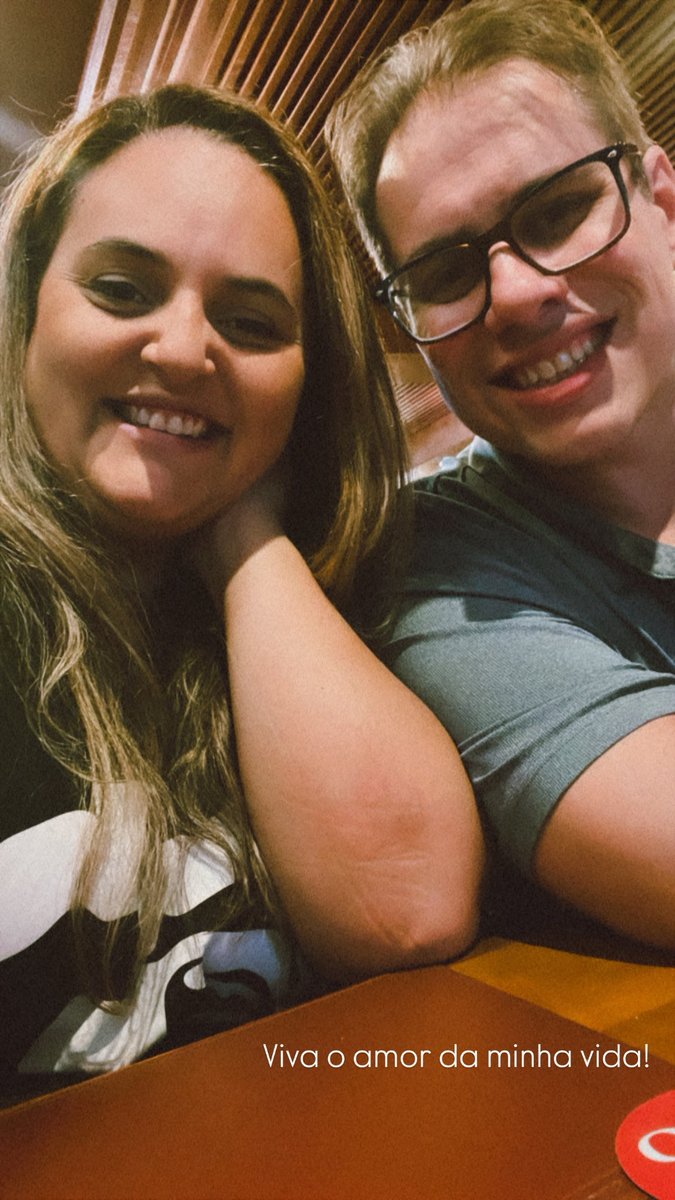 1 mês ficando > termina > 2 anos amigos > pedido de namoro > 3 anos de namoro > compra um apê juntos > 6 meses > noivado > 1 ano e 4 meses noivos > casamento > 6 anos > compra mais um apê > 7 meses > muda de cidade > 4 anos e 4 meses > muda de cidade de novo.

18 anos e contando