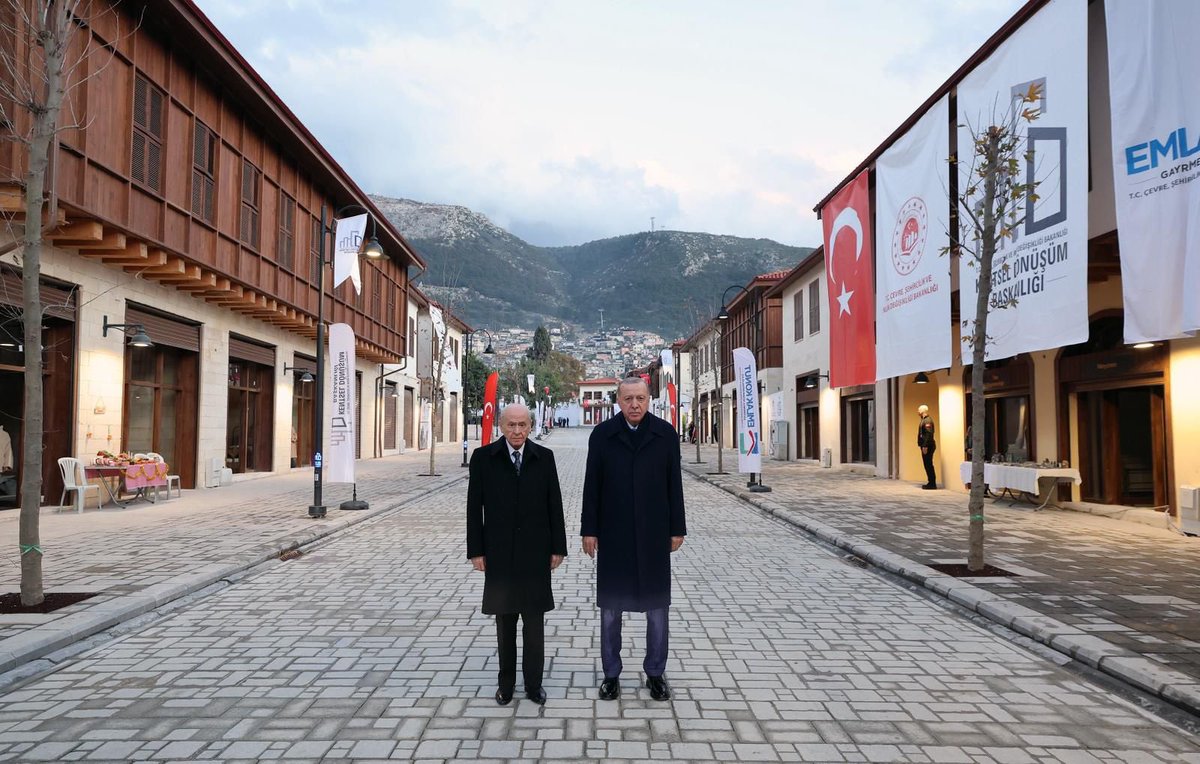 Asrın felaketinin ardından asrın iradesiyle ayağa kalkan bir millet…
Yıkıntıların arasından umudu büyüten, geleceği inşa eden güçlü bir liderlik…

Cumhurbaşkanımız Sayın <a href="/RTErdogan/">Recep Tayyip Erdoğan</a>’ın öncülüğünde deprem bölgesi; yalnızca konutlarla değil, güvenle, merhametle ve devletin şefkat