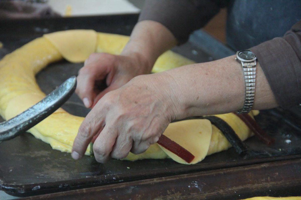 ArquidiocesisMx's tweet photo. La tradición de la Rosca de Reyes en CDMX esta en Mixcoac.
Las Hermanas Clarisas de Santa Isabel, OSC, elaboran roscas artesanales desde hace más de dos décadas, siguiendo recetas tradicionales y con producción local durante la temporada decembrina.🎄

Puedes encontrarlas en Calle Sagredo #5, Colonia Mixcoac, Alcaldía Benito Juárez, a unos pasos del Metrobús Río Mixcoac.
📞 Informes y pedidos: 55 5563 1253 | 55 6343 1383 | 44 2609 8281