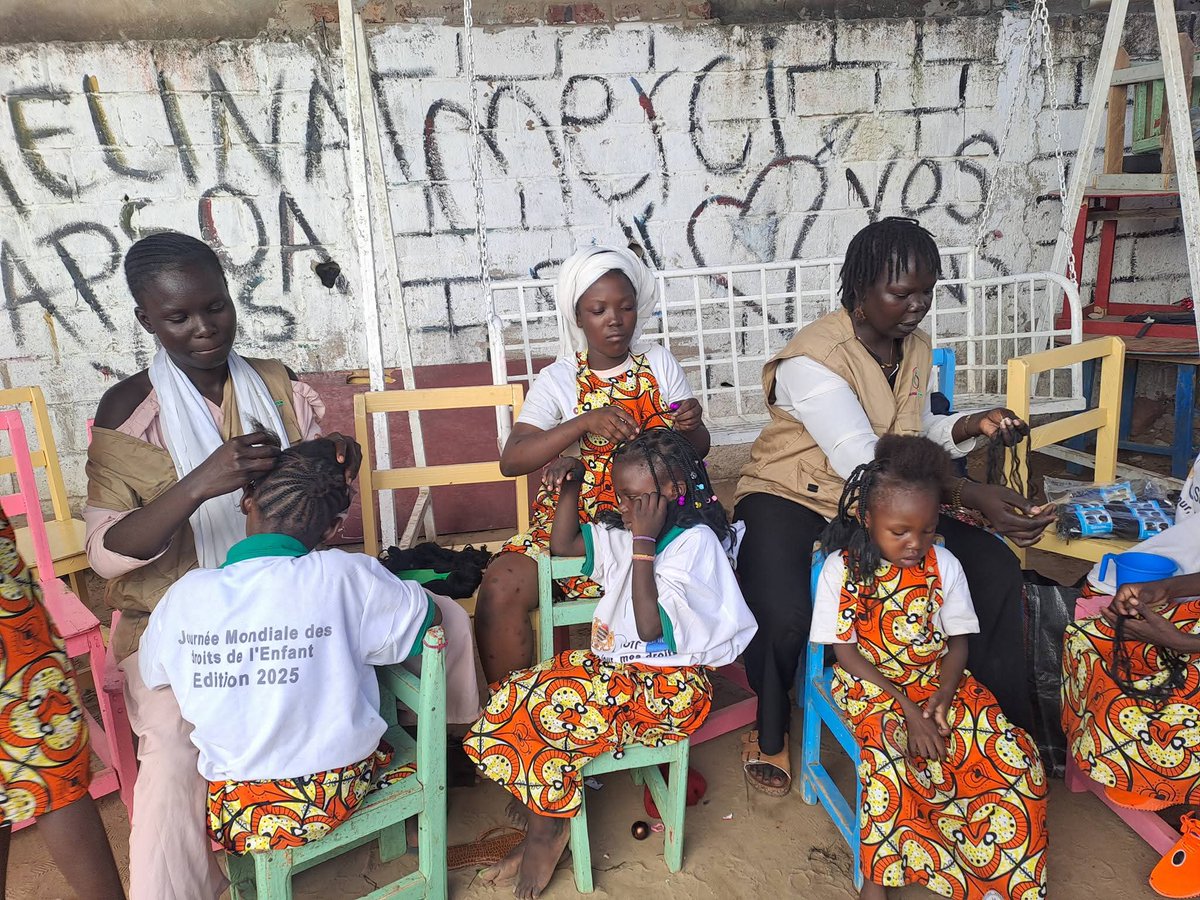 falmatacaroline's tweet photo. #LesOrphelinsAussi Acte 3.

Chaque mois de décembre,à l’orphelinat APSOA,nous posons un geste simple mais puissant: tresser les cheveux des enfants avec amour.
Des tresses,des sourires,de la dignité et beaucoup d’espoir.
Parce que chaque enfant mérite attention,douceur et amour❤️ https://t.co/iV038JDsGi