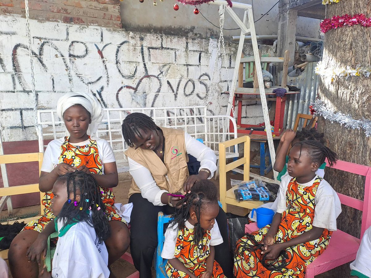 falmatacaroline's tweet photo. #LesOrphelinsAussi Acte 3.

Chaque mois de décembre,à l’orphelinat APSOA,nous posons un geste simple mais puissant: tresser les cheveux des enfants avec amour.
Des tresses,des sourires,de la dignité et beaucoup d’espoir.
Parce que chaque enfant mérite attention,douceur et amour❤️ https://t.co/iV038JDsGi