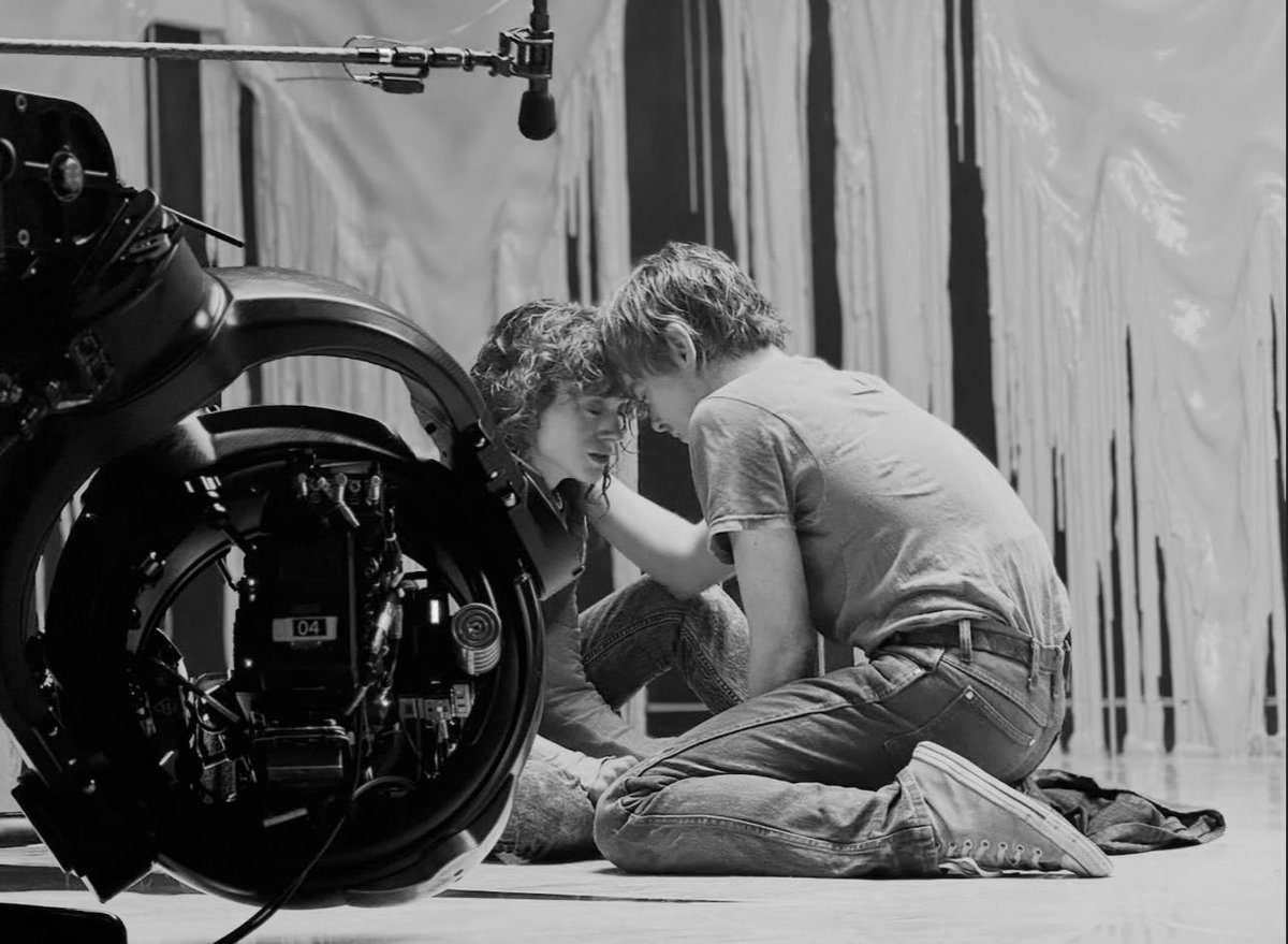 badpostnatalia's tweet image. BTS pics of Natalia Dyer and Charlie Heaton from episode 6 

📸 Shawn Levy