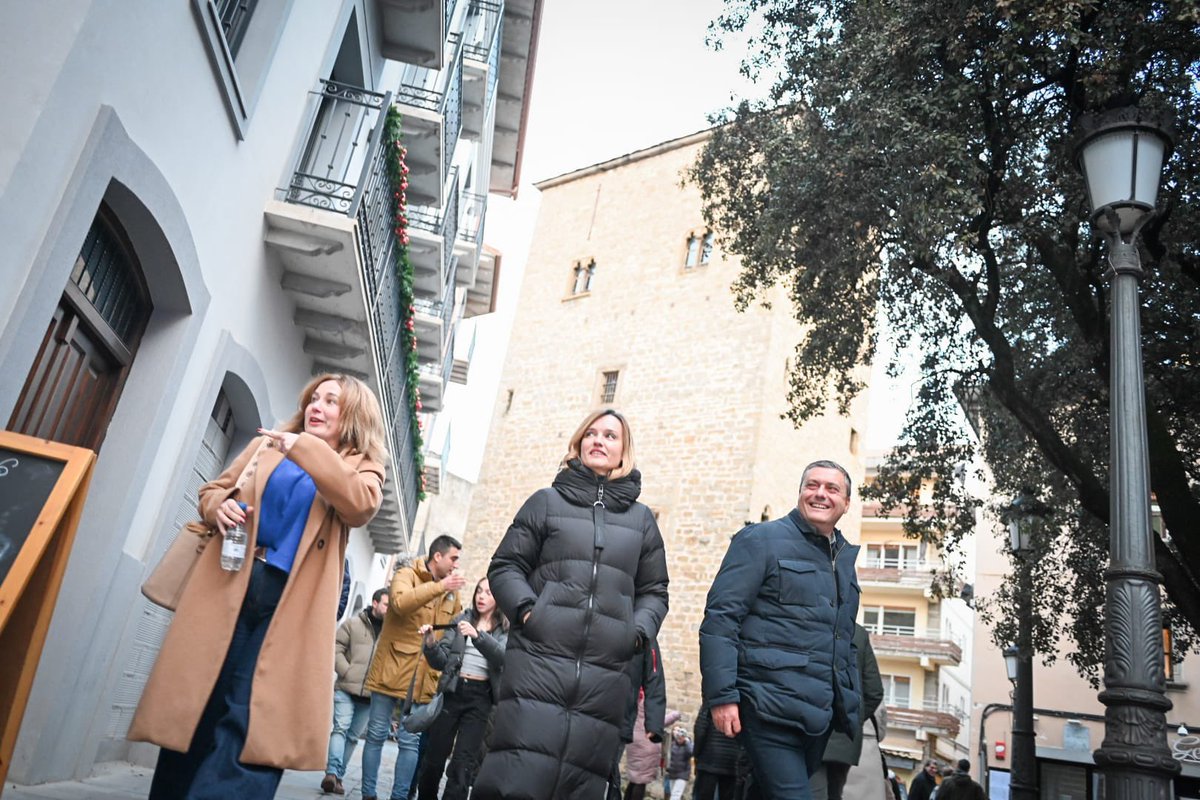 Pilar_Alegria's tweet photo. La comunidad educativa del IES Domingo Miral de Jaca necesita soluciones urgentes: mejoras en infraestructuras, adecuación de espacios y respuesta a los graves problemas de humedad y aislamiento del centro. Hoy me he reunido con una representación de ellos.

👉🏻Denunciamos la falta de recursos del Gobierno de Azcón y proponemos un plan que actúe en defensa de la escuela pública y en la rehabilitación de infraestructuras.  #PorAragón ❤️
