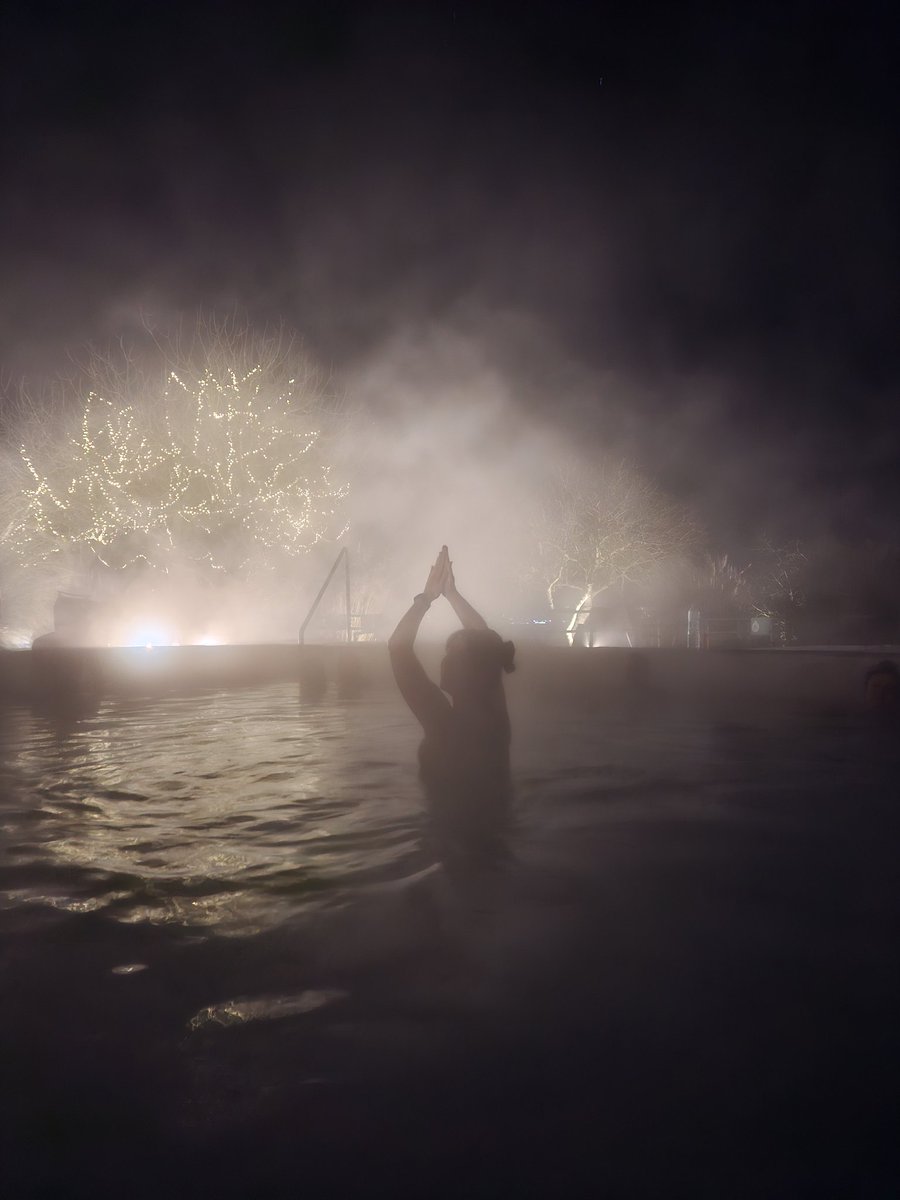 Pēdējais vakars Itālijā un Zosī nav miera- viņa dodas uz vēl vienu karsto avotu: Il Bagnaccio. Šī vieta atrodas ārpus pilsētas un ir vienkārši maģiska! Mēness, zvaigznes, tvaiks,  lampiņas kokos un vairākai baseini ar dažādu temperatūru. Labākais ceļojuma noslēgums!