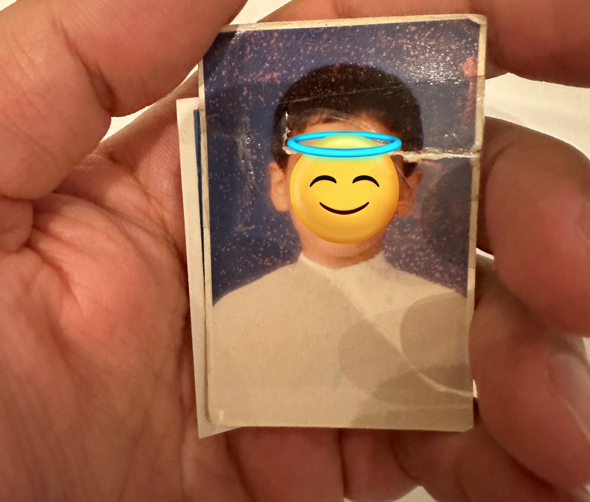 صورتي عاد السنين الماضيه قدامي 
والليالي عادها مابيّتت لي نيّه