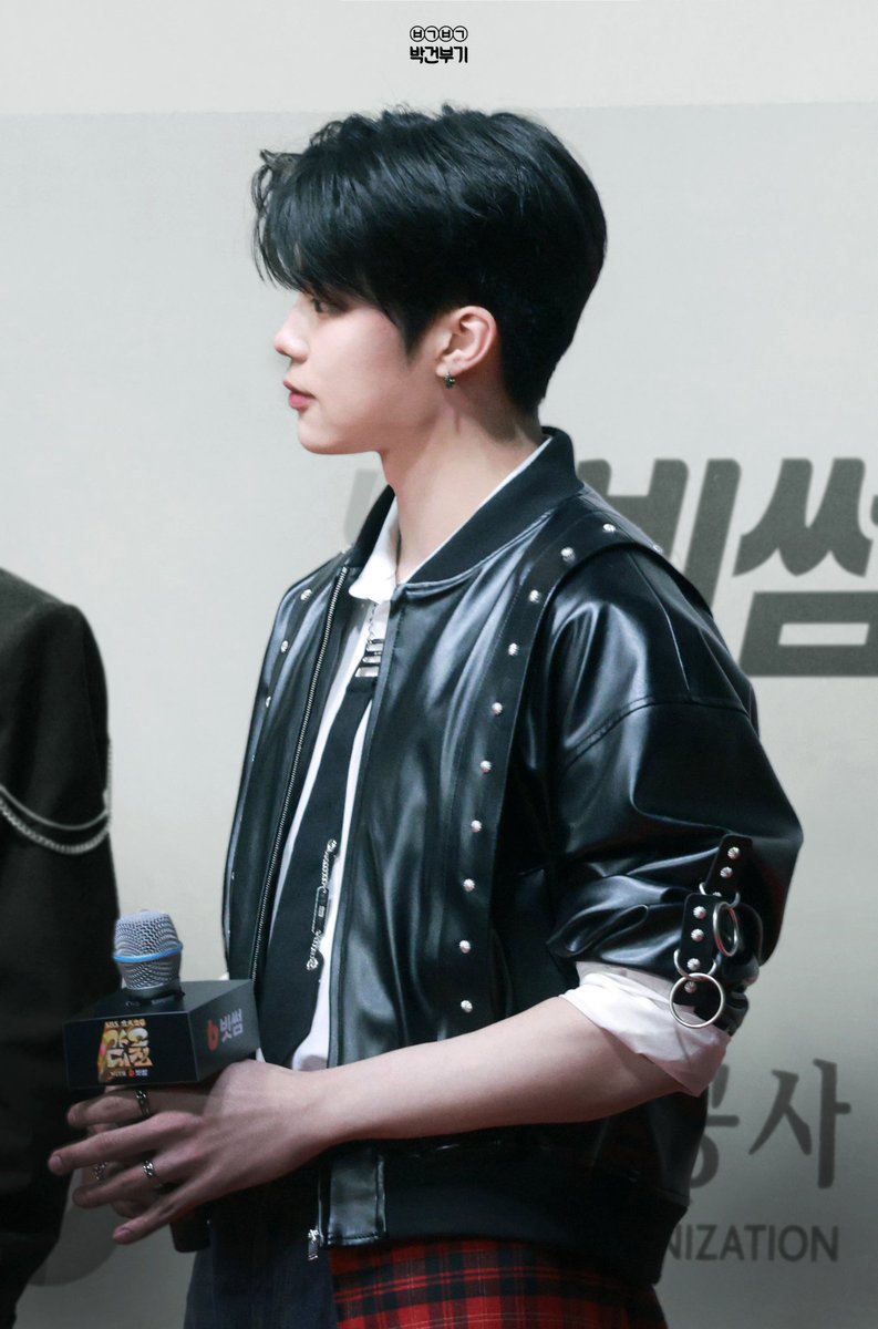 251225 SBS 가요대전 박건욱

다래끼뭔들
눈화장 안한게 더 멋진놈
#박건욱 #ZEROBASEONE #ZB1  #제베원 #제로베이스원 #가요대전