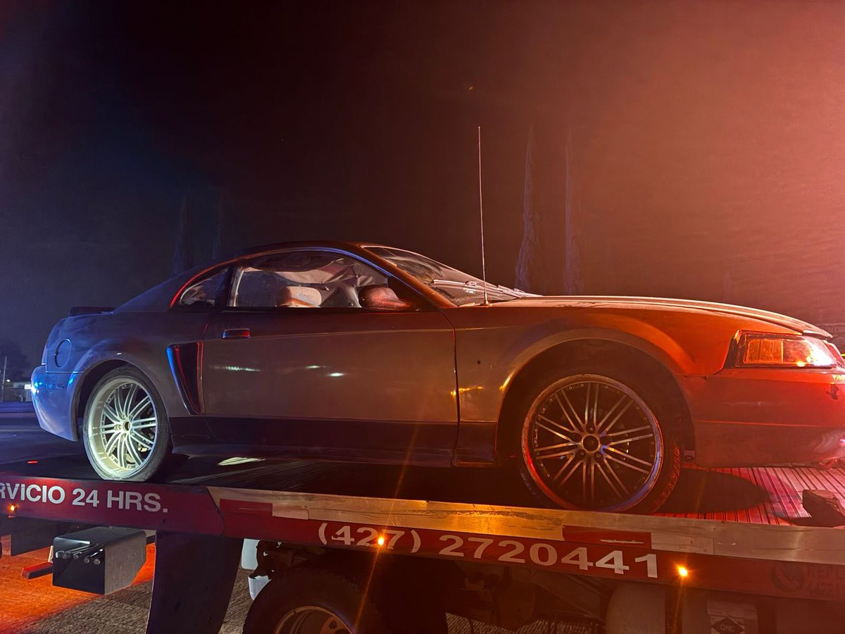 En #SanJuanDelRío seguimos trabajando con firmeza por tu seguridad. La noche de este viernes, compañeros de Grupos Especiales de <a href="/POESQro/">POES Querétaro</a>, mediante el operativo #CalleSegura, detuvieron a un masculino por Delitos Contra la Salud, al encontrarle diversas dosis de presunta