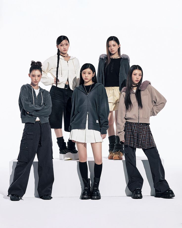 hybegirlsbase's tweet image. All HYBE girl groups have re-entered the Spotify Global Chart.