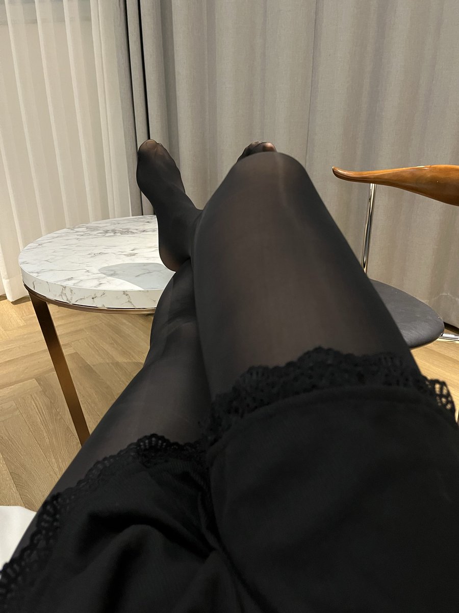 Pg9h2fJw's tweet photo. 광택 스타킹 인데 사진으론 약하네~
#sissy #cd #crossdresser #femboy https://t.co/lKnPXEWCSF