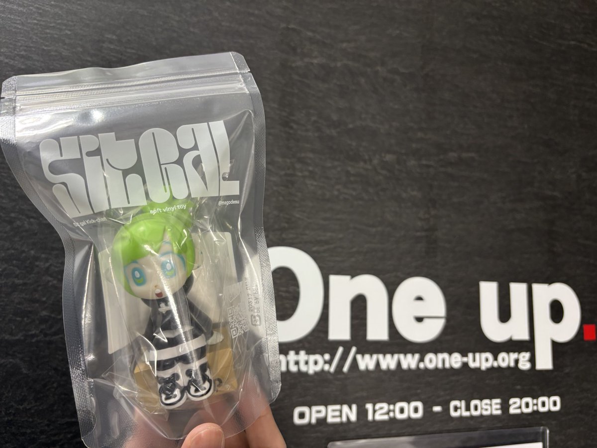 Kickちゃんyearend ver oneup限定 座ってるハコの色味とロゴがいい