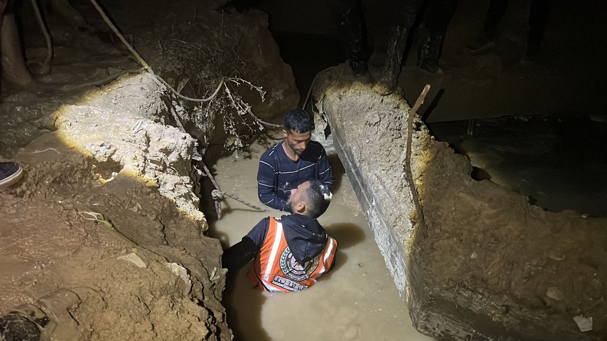 AnasAlSharif0's tweet image. تحت أمطارٍ غزيرة ومنخفضٍ جويٍّ عنيف، تحاول طواقم الدفاع المدني في شمال غزة إنقاذ طفلٍ عالق داخل مجرى لمياه الأمطار في منطقة السوادنية، فيما تواصل قوات الاحتلال الإسرائيلي منع إدخال معدات الإعمار والمنازل المتنقلة رغم وقف إطلاق النار.
@Gaza24Live