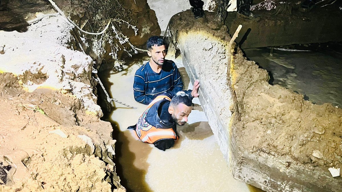 AnasAlSharif0's tweet image. تحت أمطارٍ غزيرة ومنخفضٍ جويٍّ عنيف، تحاول طواقم الدفاع المدني في شمال غزة إنقاذ طفلٍ عالق داخل مجرى لمياه الأمطار في منطقة السوادنية، فيما تواصل قوات الاحتلال الإسرائيلي منع إدخال معدات الإعمار والمنازل المتنقلة رغم وقف إطلاق النار.
@Gaza24Live