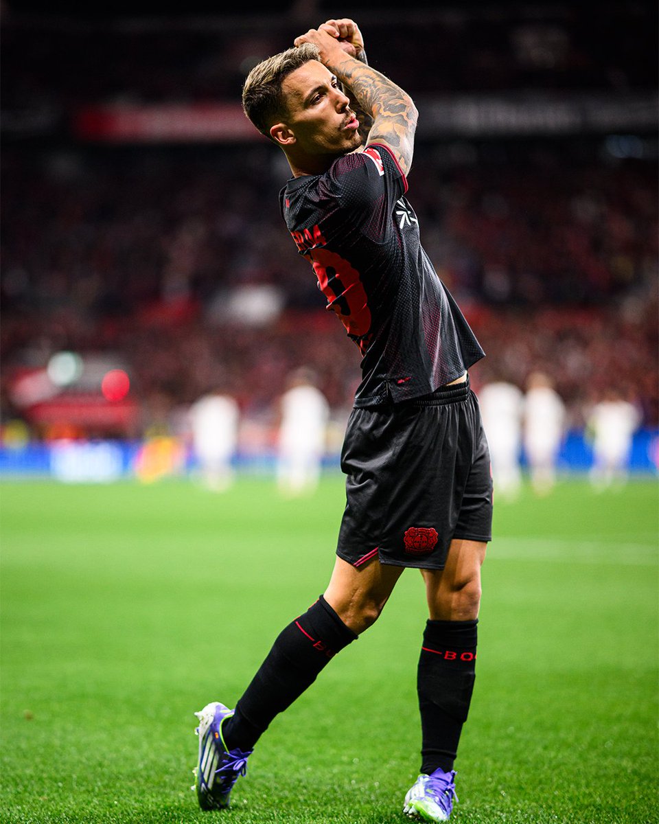 bayer04_es's tweet image. Nuestro 2025 en 0⃣4⃣ imágenes 📸 🥲

#SomosBayer04 🖤❤️