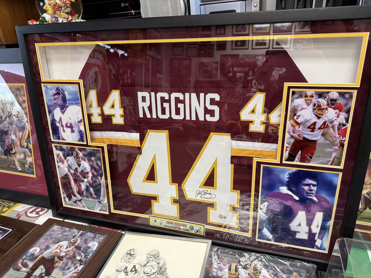 markselectronic's tweet image. Who wants an autographed 16x20" photo??? You can get one FREE if you purchase $400 or more today at our After Christmas Sale Saturday 12-4pm 22741 three notch rd. California, Maryland 20619.