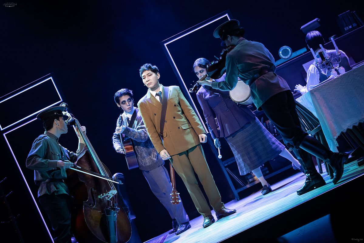 Loading704_pic's tweet image. 251227 미드나잇 액터뮤지션 낮공 스페셜 커튼콜
이승현 비지터, 송정은 플레이어1, 장주희 플레이어2, 김우성 플레이어3, 최규식 플레이어4, 조재철 피아니스트 

#이승현 #송정은 #장주희 #김우성 #최규식 #조재철 #미드나잇 #액터뮤지션