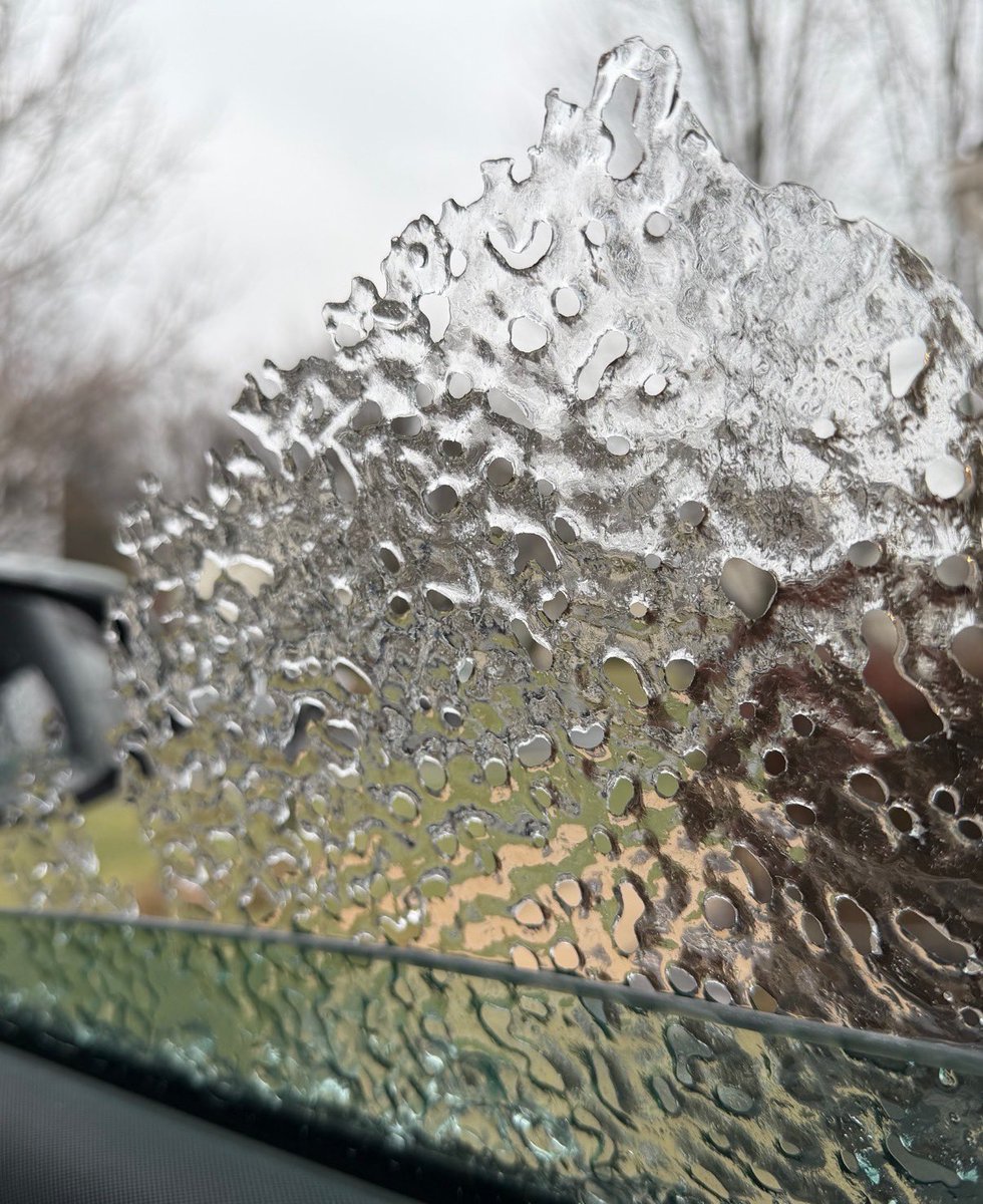 JustinWeather's tweet image. I love winter!
🧊 Even the ice is special. 
🛻 🤣 This was the view inside my truck while thawing it out. 
#icy