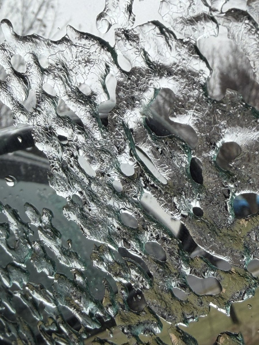 JustinWeather's tweet image. I love winter!
🧊 Even the ice is special. 
🛻 🤣 This was the view inside my truck while thawing it out. 
#icy