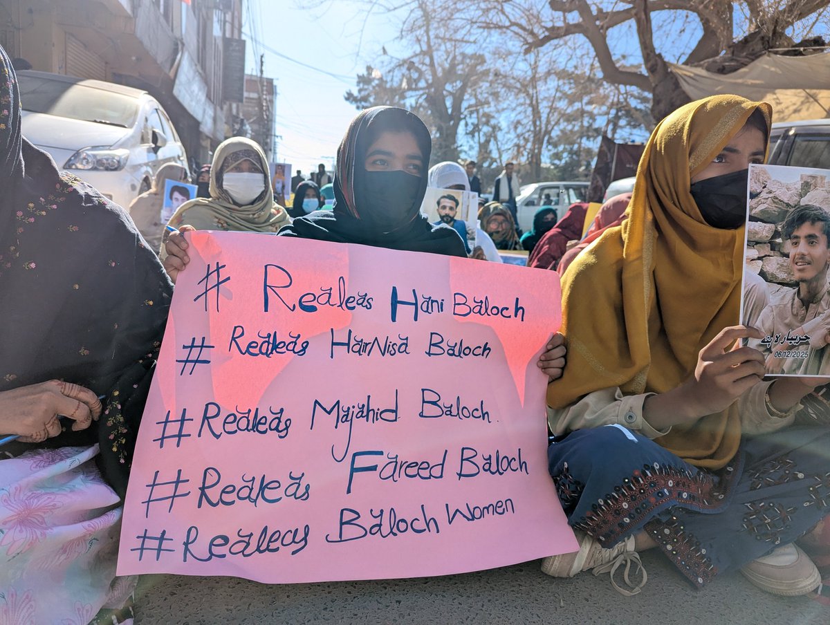 mahanbaloch370's tweet photo. Today we held a protest against the enforced disappearance of my four cousins Hani, Hairnisa, Mujahid, and Fareed. We demand that the state ensure their safe and immediate release.
#ReleaseHanibaloch
#ReleaseHairnisaBaloch
#ReleaseMujahidBaloch
#ReleaseFareedAjaz https://t.co/RjuAqWOm6P