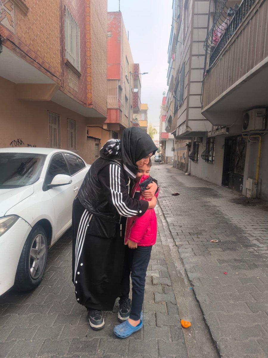 İl Kadın Kolları Başkan Yardımcımız ve Medya Tanıtım başkan yardımcımız ile birlikte, Esma kızımızı ziyaret ederek, oyuncak sözümü tuttuk.

Bir bebeğin gülüşü dünyaya bedel.
Bir kız çocuğunun isteği olan, oyuncak bebekle bugün kalplere dokunduk.

"İyilik paylaştıkça çoğalır."