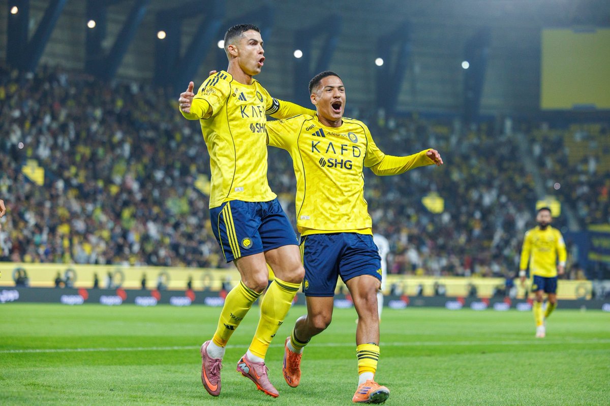 lnstantFoot's tweet image. 🚨🚨 PREMIER TRIPLÉ DE CRISTIANO RONALDO EN 2025 !!! 🐐🇵🇹⚽️⚽️⚽️

957 BUTS DANS SA CARRIÈRE !!!