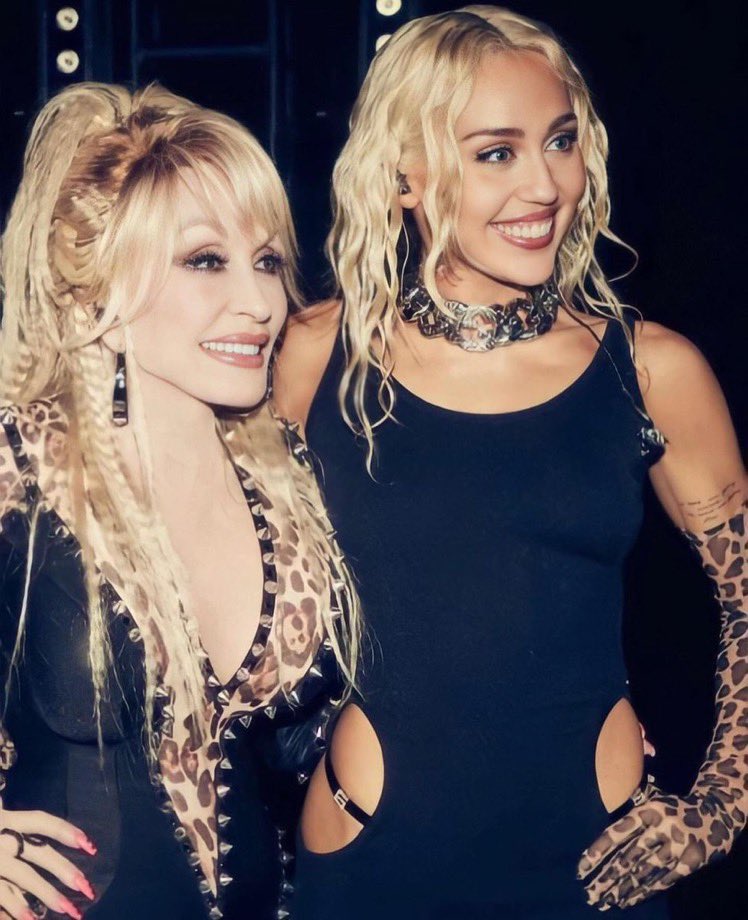 nachocipullo's tweet image. en términos pop, moria casan es para lali lo que dolly parton es para miley cyrus. otro día amplio 💋