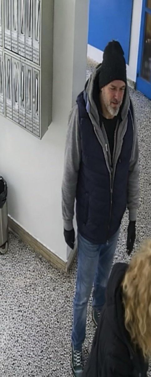 Апелујем на полицију да при хапшењу упуца оног гмаза који је данас ПРЕД МАЛИМ ДЕТЕТОМ избо баку.
Хвала унапред.

А ово је фотка гмаза, ако га неко угледа пре тога: