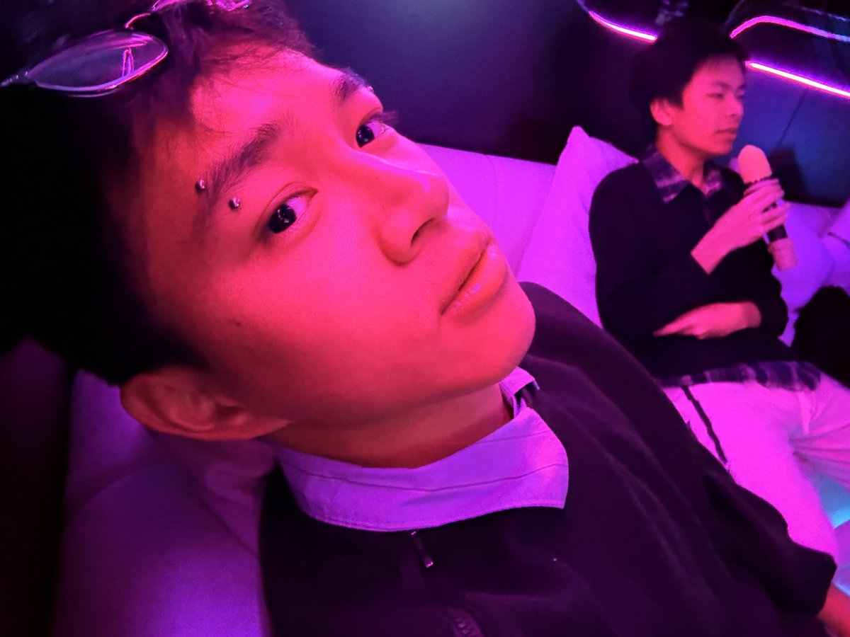 ktv里不同颜色的我🧑‍🎨 误入直男KTV｜全是周杰伦的世界（虽然我基本都会唱） 12月开始就一直听欧美了… 点了一首《please ...