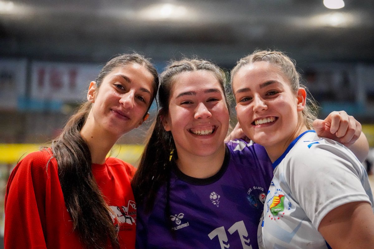 bmvillaaranda's tweet photo. 🎄𝗣𝗔𝗥𝗧𝗜𝗗𝗢 𝗗𝗘𝗟 𝗧𝗨𝗥𝗥𝗢́𝗡 | ¡Qué bien lo pasamos con nuestras chicas y la vuelta a las pistas de tantas caras conocidas 💛!

📸 @Robert_Campill0 

#TurronVDA https://t.co/idAs71VALr
