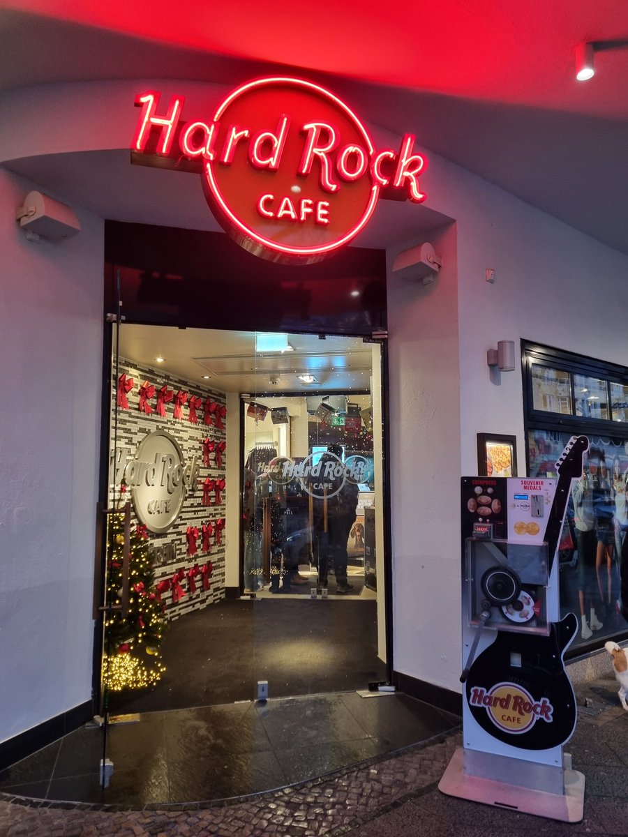 2025-Dezember - Berlin - zum Essen läuft Musik von Pat Benatar, Salt 'n' Pepa und den Foo Fighters - ein guter Start in den Sonnabend