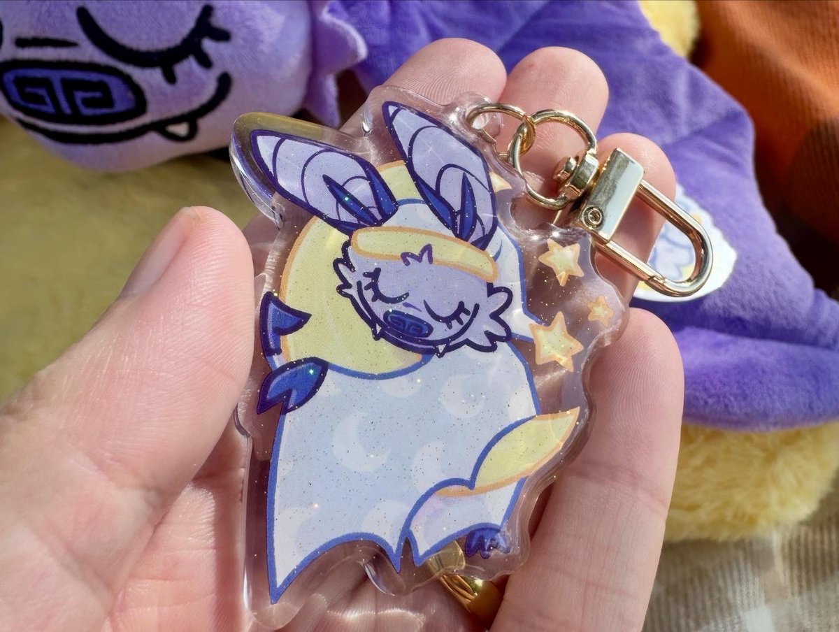 TwilightPalms's tweet image. Bat Nap weighted plushies are now fully stocked! They come with a free sticker, Eepy Elmer keychain, and 10% of profits go to Arizona bat rescue! Adopt Elmer today! 💜💛🦇 #bats