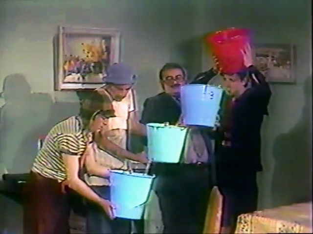 ForumChaves's tweet photo. Não existe fora do Brasil uma comunidade tão estruturada de fãs de Chaves como a nossa. Mas existem pessoas como o fã argentino Shambler Casper, que se dedica a falar com colecionadores e tem conseguido recuperar vários desses perdidos.

E como resultado desse esforço coletivo, outras pessoas também revisam suas fitas e compartilham suas relíquias - como foi o caso de ontem, com o episódio das goteiras na casa do Seu Madruga, encontrado a partir de uma VHS de um fã de Porto Rico.