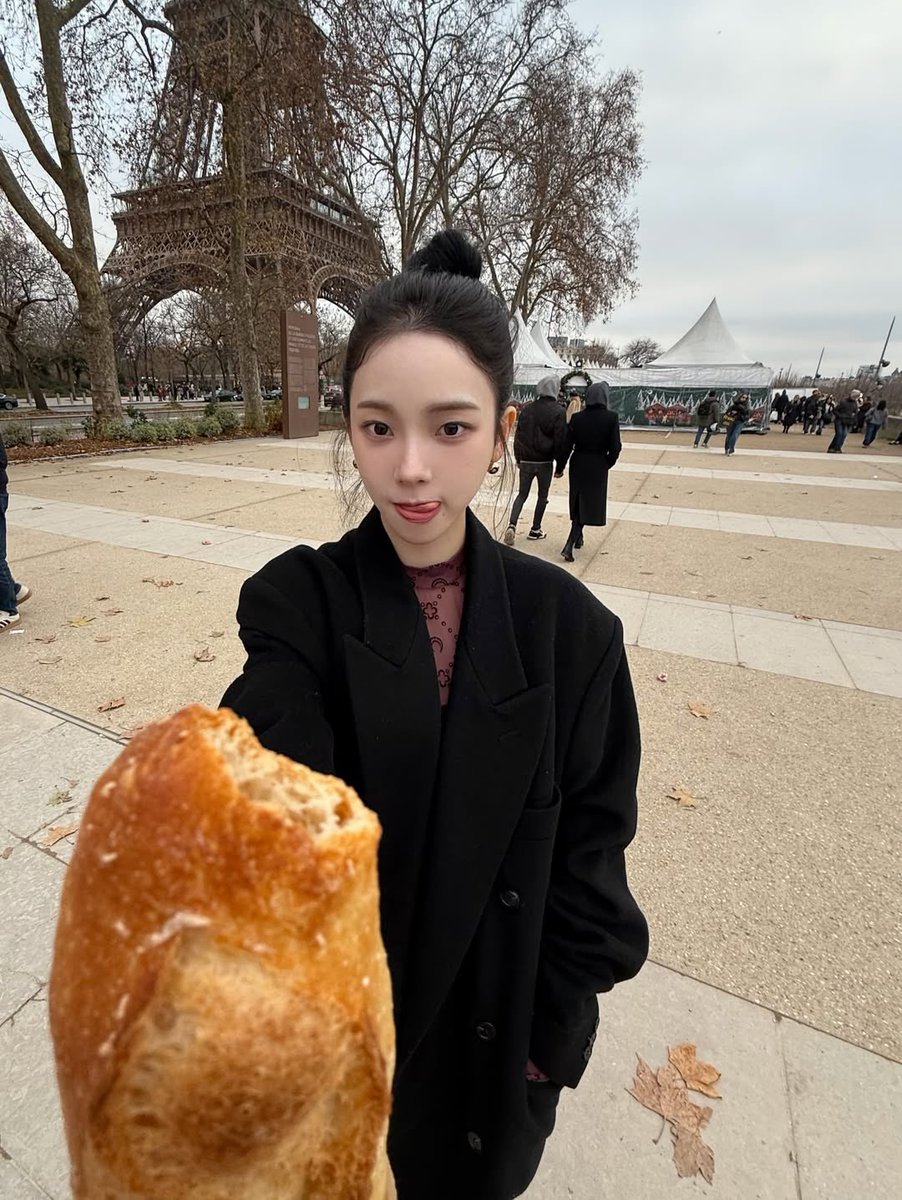hmartbread's tweet image. she wants that baguette so fucking bad