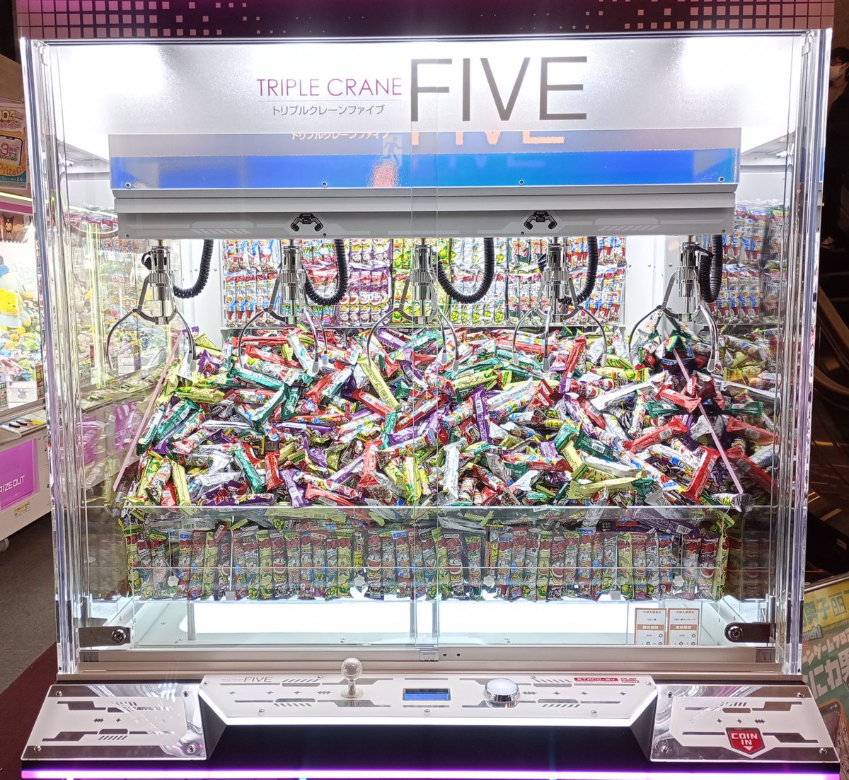 🎮新機種情報🕹️ ついに！ 大野城店にも トリプルクレーンファイブが仲間入りしました🙌🙌 5本のアームを動かして 大量ゲットのチャンス！  取りづらい時は混ぜ混ぜさせていただきます！ お近くのスタッフまでお声掛けください💪 皆様のご来店、お待ちしております ...