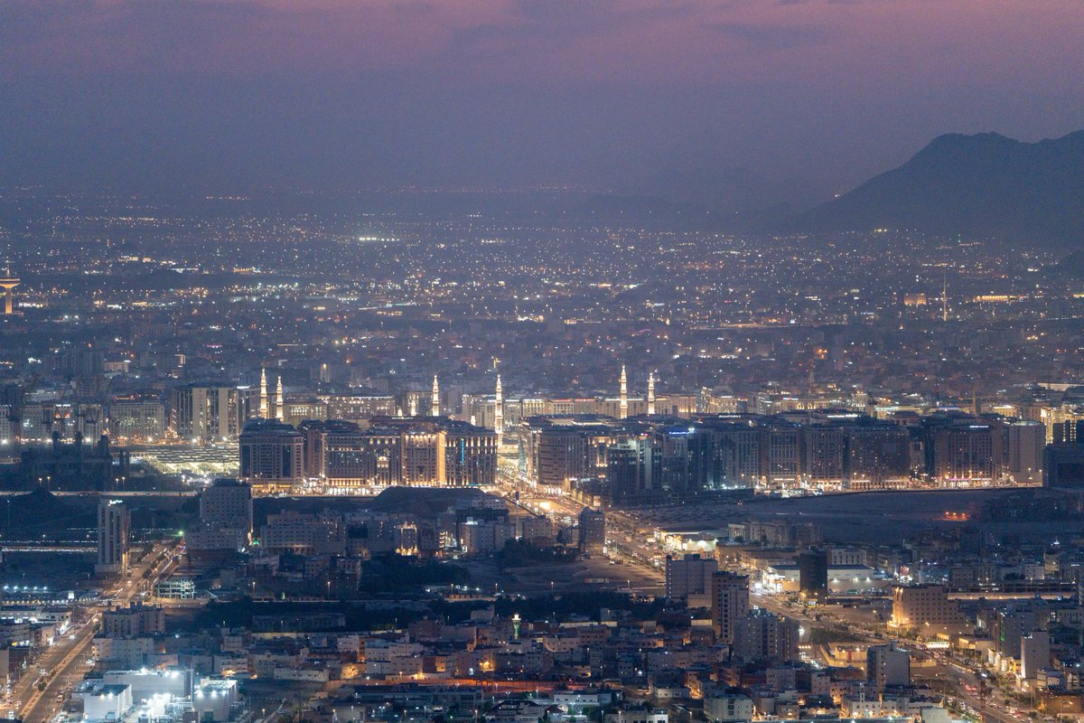 📸 Vue E.X.C.E.P.T.I.O.N.N.E.L.L.E d'Al #Madinah et de sa mosquée Prophétique depuis le sommet de la montagne Uhud !