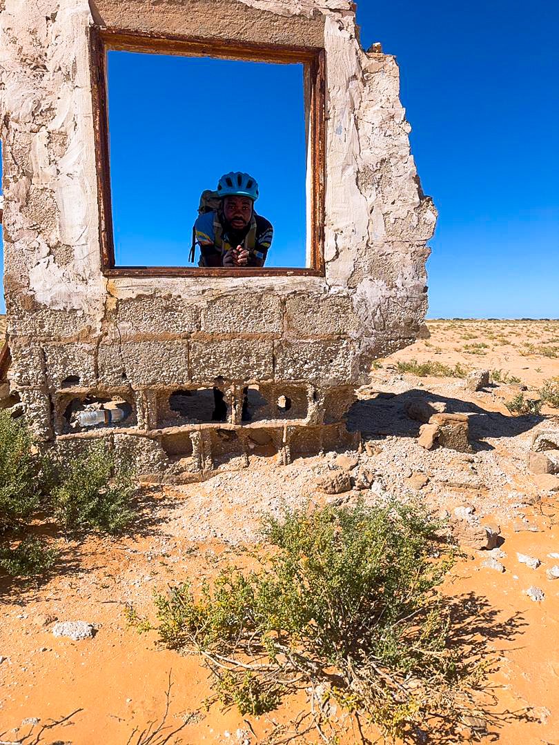 emmiwuks's tweet photo. DAY179 NIG2USA ON A BICYCLE 🇳🇬🚴🇺🇲
I finally found a spot to rest before pushing forward again. But honestly, this desert is teaching me hard lessons. My water is completely FINISHED. Strange 😢
I filled all my bottles early this morning, like I always do, and they usually last me till evening, but today, everything is gone already.

Out here, water is not just life, it’s survival.
And the painful part? Even buying it is a struggle. The exchange rate is draining me slowly. Every bottle costs more than it should. 
Sometimes, it’s not the road that breaks you.

If you have ideas on how to save water better in the desert, please share. Right now, every drop matters 🙏🏽💧
Together we Ride. Together we Rise.
VIVA AFRICA 🌎

#NIG2USA #adventure #desert #Africa