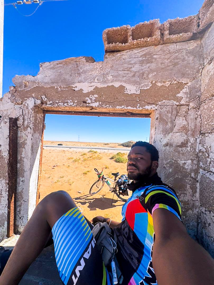 emmiwuks's tweet photo. DAY179 NIG2USA ON A BICYCLE 🇳🇬🚴🇺🇲
I finally found a spot to rest before pushing forward again. But honestly, this desert is teaching me hard lessons. My water is completely FINISHED. Strange 😢
I filled all my bottles early this morning, like I always do, and they usually last me till evening, but today, everything is gone already.

Out here, water is not just life, it’s survival.
And the painful part? Even buying it is a struggle. The exchange rate is draining me slowly. Every bottle costs more than it should. 
Sometimes, it’s not the road that breaks you.

If you have ideas on how to save water better in the desert, please share. Right now, every drop matters 🙏🏽💧
Together we Ride. Together we Rise.
VIVA AFRICA 🌎

#NIG2USA #adventure #desert #Africa