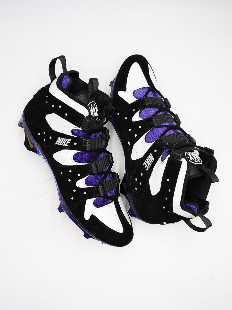 JustFreshKicks's tweet photo. Derrick Henry's new Nike Barkley cleats are so fire 😱🔥 @KingHenry_2 https://t.co/OwuRvLMT50