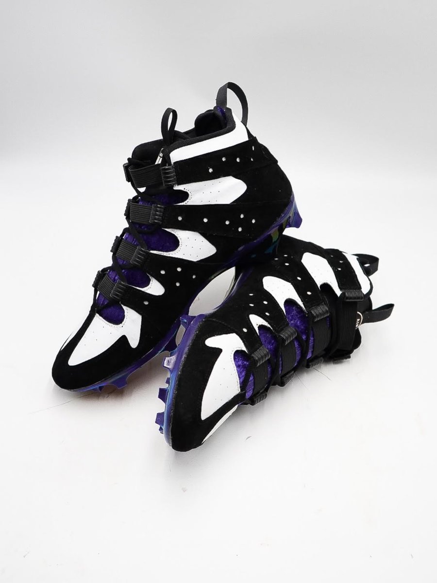 JustFreshKicks's tweet photo. Derrick Henry's new Nike Barkley cleats are so fire 😱🔥 @KingHenry_2 https://t.co/OwuRvLMT50