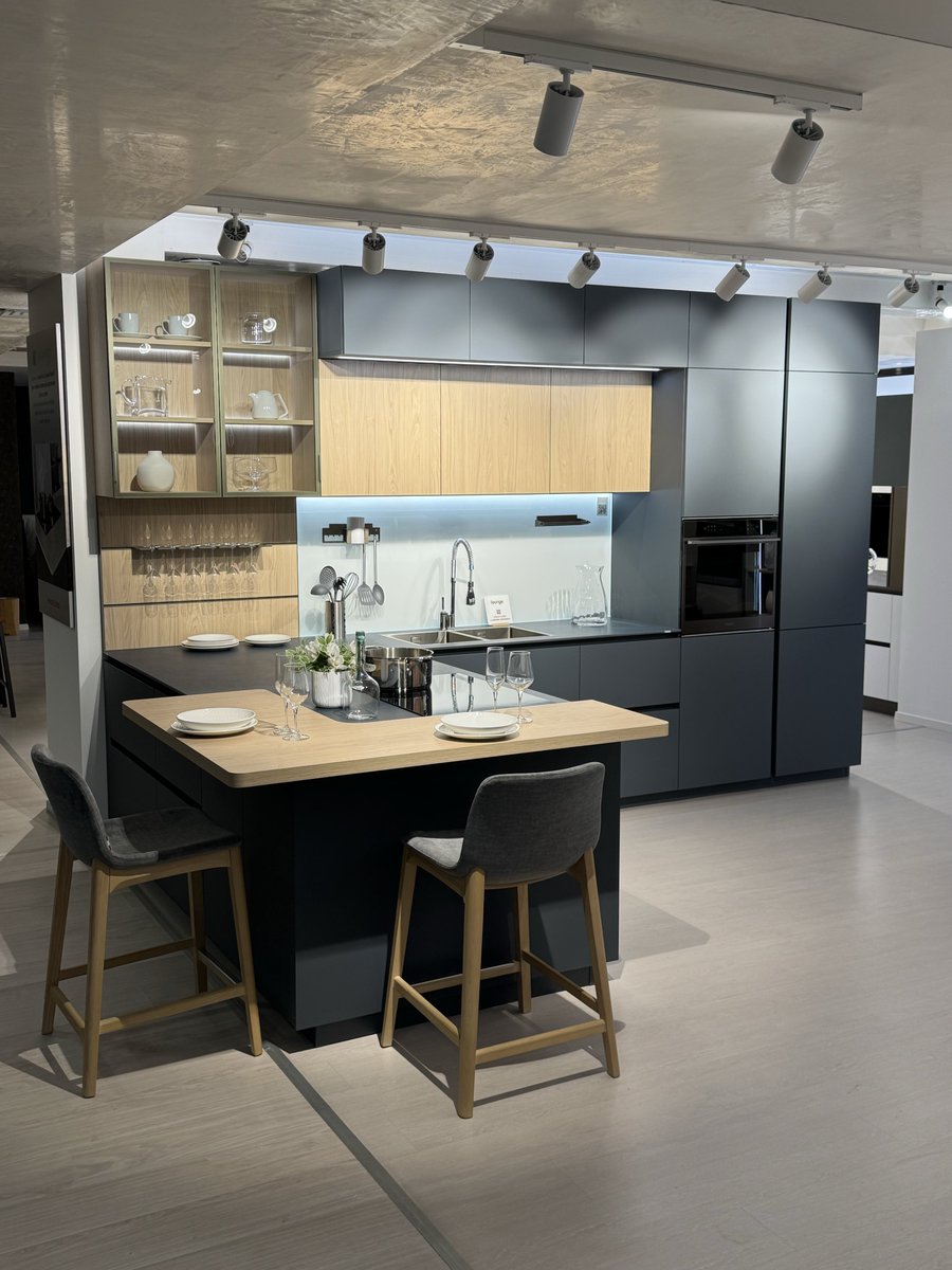 Dr Hula Hoop tweet media