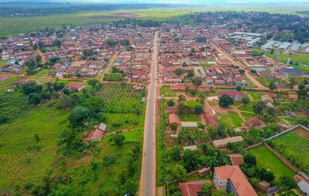 PROBASE TECH ON THE RISE IN UGANDA.Piloting game-changing road tech The 20.2km Kayunga-Nabuganyi road is 95% done using Probase's eco-friendly method natural gravel, stabilizers soil sealants.Cheaper, durable and perfect for Uganda's roads.
#GoldenPosts
<a href="/MoWT_Uganda/">Ministry of Works & Transport</a>
#ProbaseTech