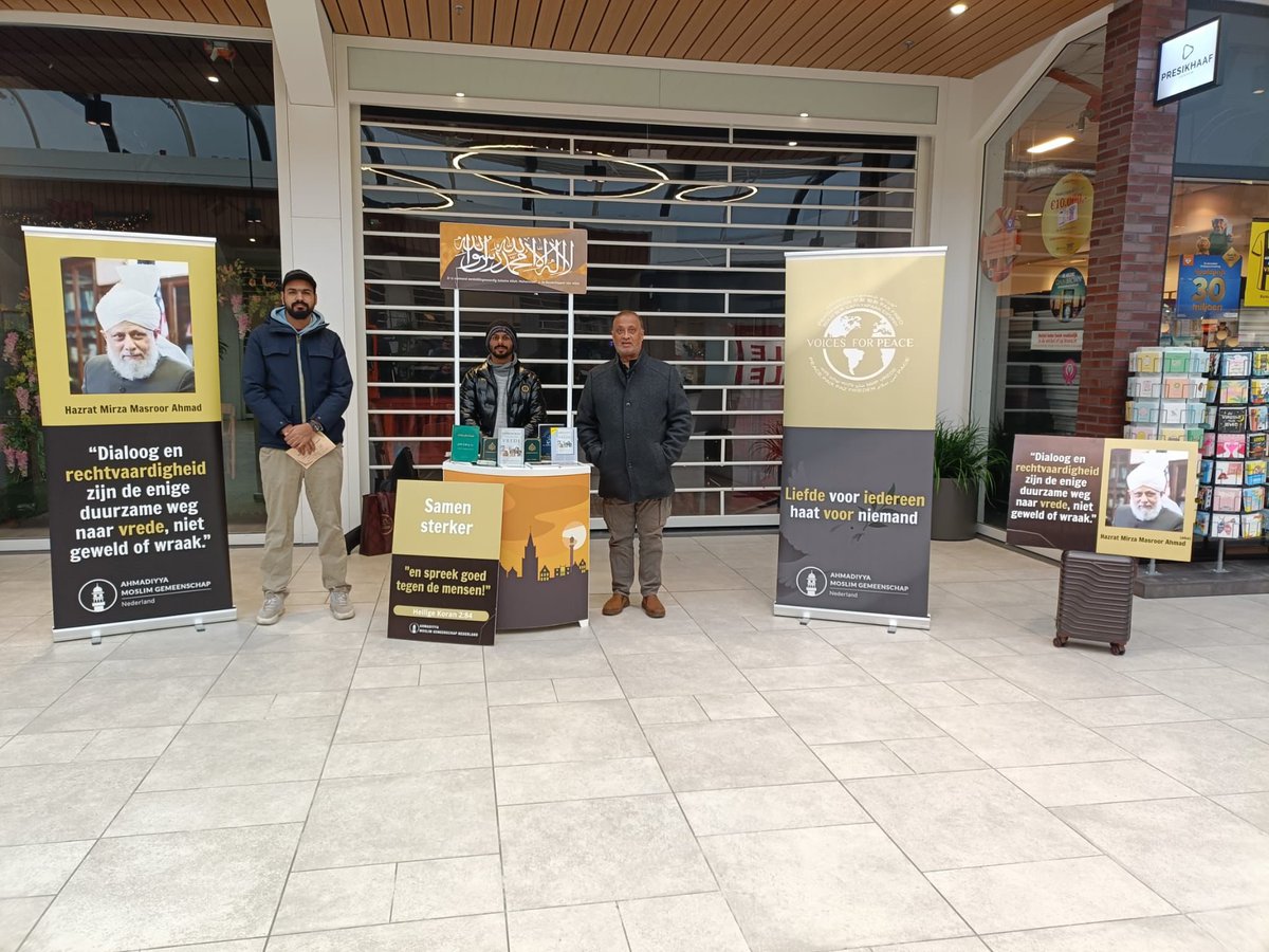 ArnhemAMJO's tweet photo. Vandaag waren onze jongeren aanwezig in het centrum van Presikhaaf, waar zij de boodschap van de ware islam verspreidden. 🤍

#Arnhem #WareIslam #Ahmadiyya https://t.co/7g2icniU0o