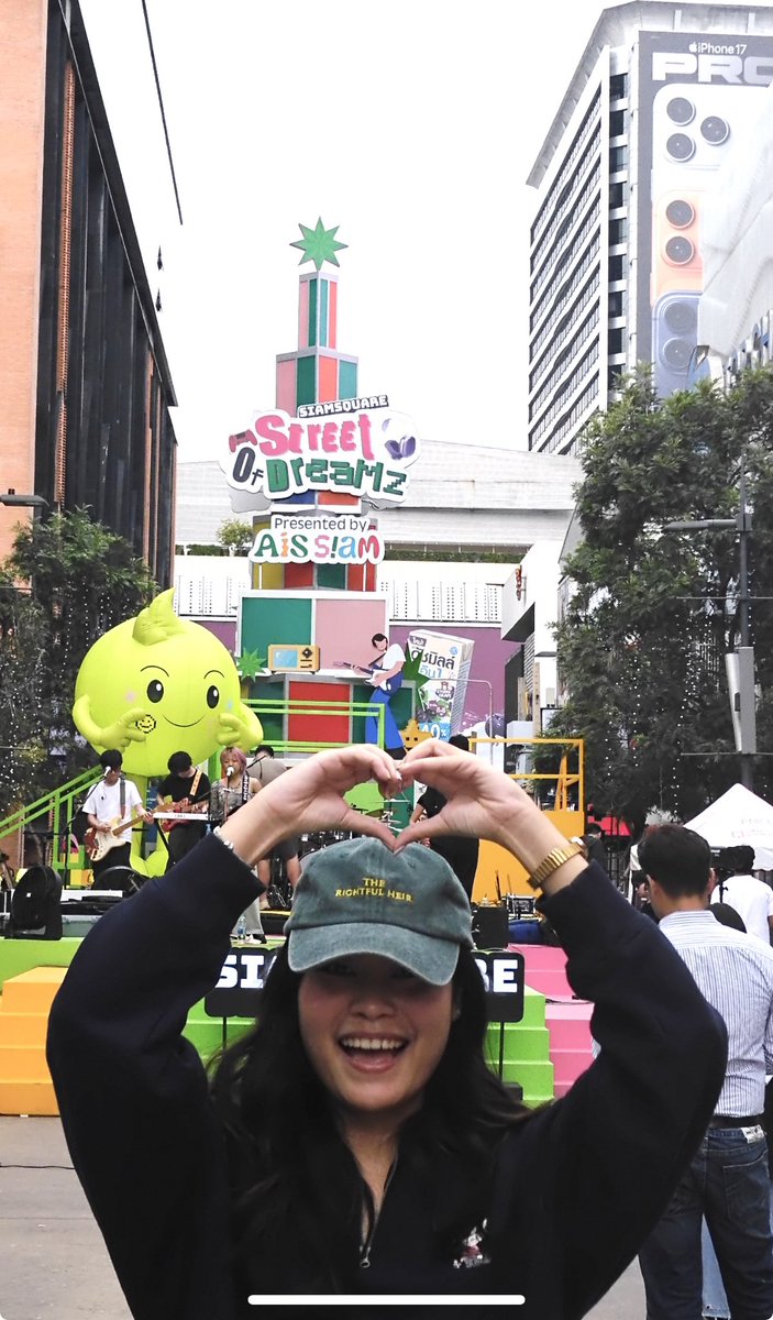DreamTND's tweet photo. #AISSIAM เค้าทำถึงกับต้นคริสมาสต์สุดC(reative)ไม่เหมือนที่ไหนกลางวันก็สดใส พอตกกลางคืนก็มีแสงไฟสีเขียวจากต้นคริสมาสต์เจนC ที่ตั้งอยู่ตรงกลางลานของ #SIAMSQUARESTREETOFDREAMZ2026 ชอบที่มีมุมให้ถ่ายรูปแชะภาพได้ทุกมุม แถมยังมีกิจกรรมและดนตรีที่หลากหลายที่ไม่ว่าจะเจนไหนก็ต้องประทับใจ https://t.co/6JwS6FF0VG