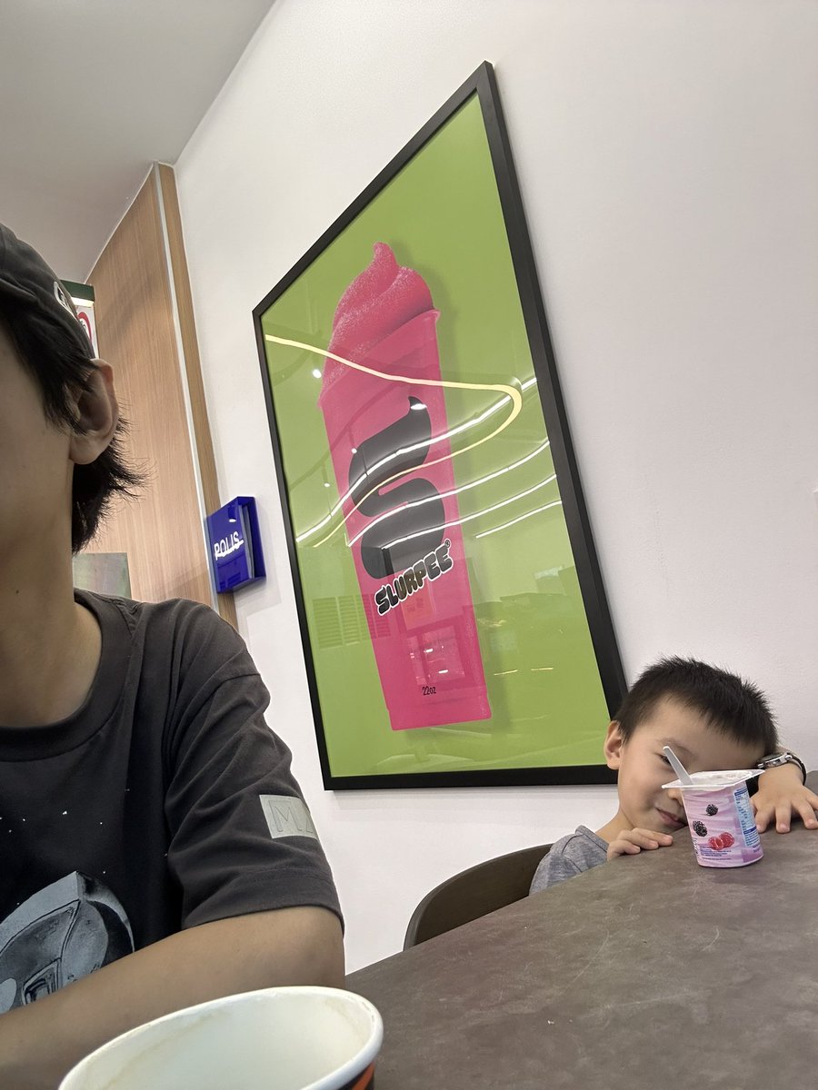 家附近新裝修好的7-11，幫襯一杯熱美式