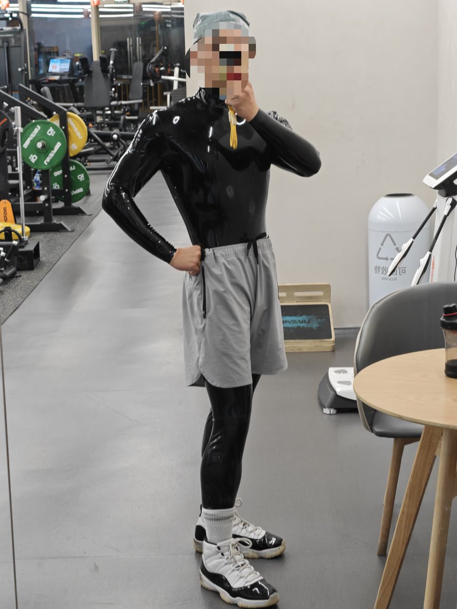 到健身房，一件一件脱掉
（点赞过100发全脱完的）