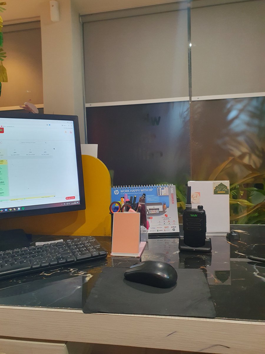 Suprikw's tweet photo. Tolong normalisasikan staycation pas tahun baru, bukan karena pengen keliatan keren. Tapi, karena saya resepsionisnya (ngejar bonusan jir) https://t.co/KLuaj1wdy2
