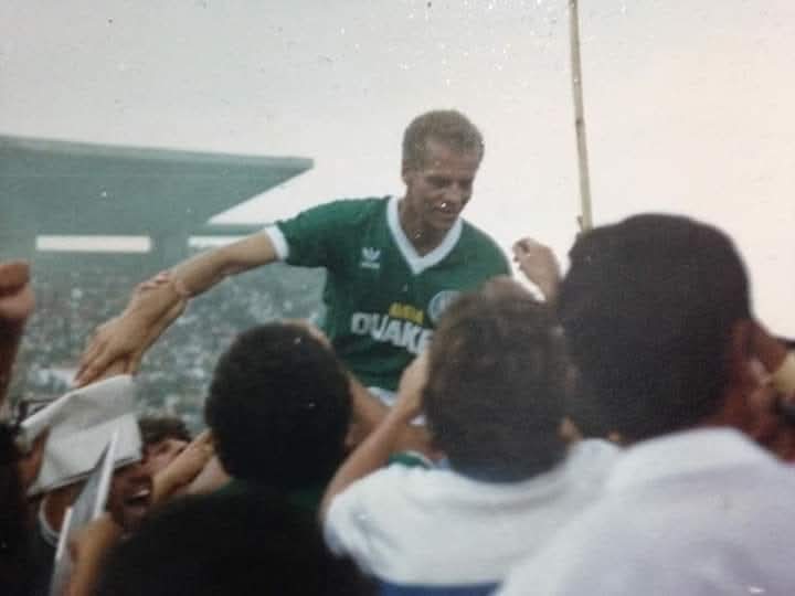 Ademir da Guia é unanimidade na torcida do Palmeiras. 

A lenda, o busto, o ser Divino que mais vestiu a sagrada camisa verde e branca.

O Maior nome no passado, o Maior nome no presente. O Maior nome pra sempre.