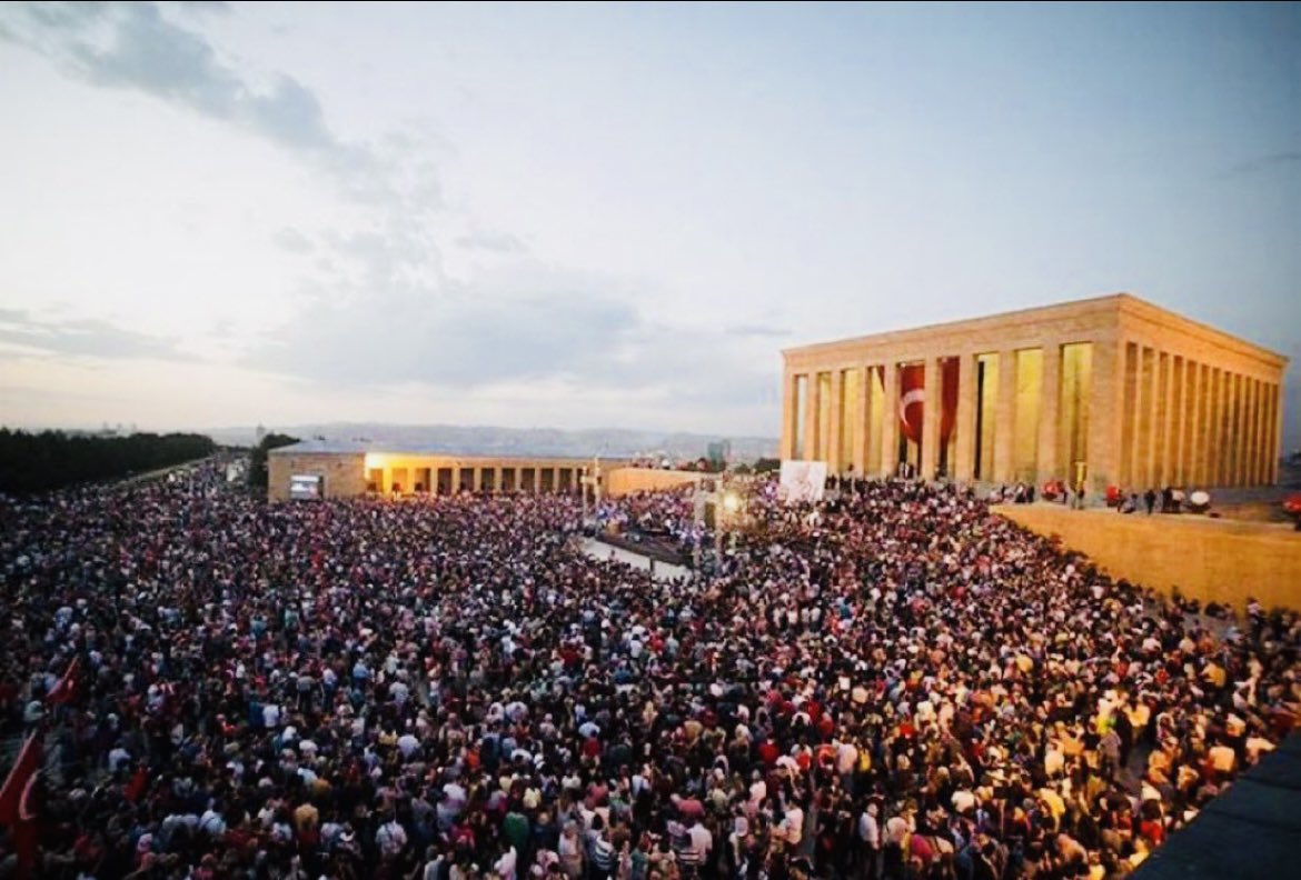 Herhangi bir parti gözetmeksizin, ‘Çözüm Süreci’ne tepkili olan vatanseverler bugün, Mustafa Kemal’in Ankara’ya gelişinin 106. yıl dönümünde, 27 Aralık’ta Anıtkabir’de buluştu. 106 yıl önceki 27 Aralık da cumartesi idi, bugün de cumartesi. 

Çok güzel tesadüf…