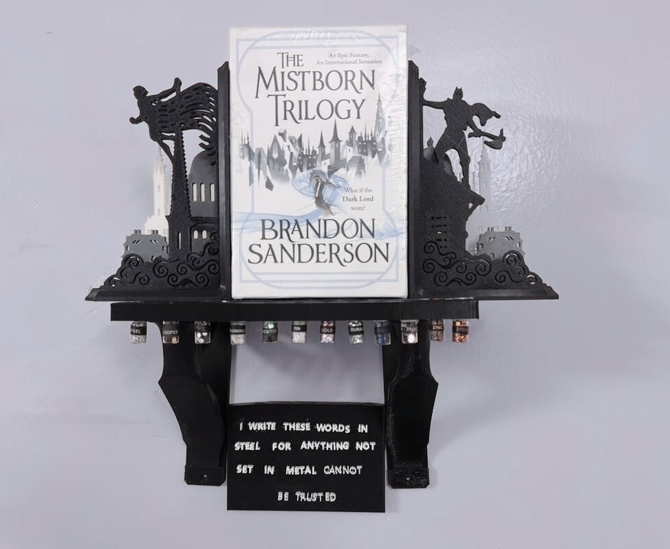 olpori's tweet image. بعد قرائتي لثلاثية Mistborn قررت أصنع ركن خاص بالسلسة فطبعت أغلب القطع بواسطة طابعة 3D و هذه كانت النتيجة النهائية.