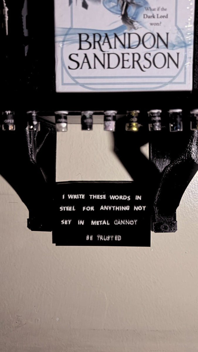 olpori's tweet image. بعد قرائتي لثلاثية Mistborn قررت أصنع ركن خاص بالسلسة فطبعت أغلب القطع بواسطة طابعة 3D و هذه كانت النتيجة النهائية.